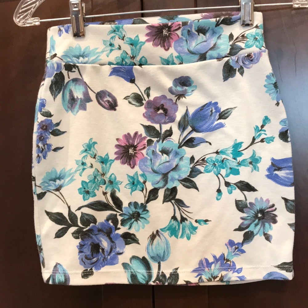 Ladies/Junior Forever 21 Floral Skirt